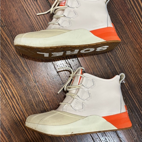 Sorel Women's Out N About III Classic Boot SIZE 7 Bleached Ceramic/ Orange - Picture 12 of 12